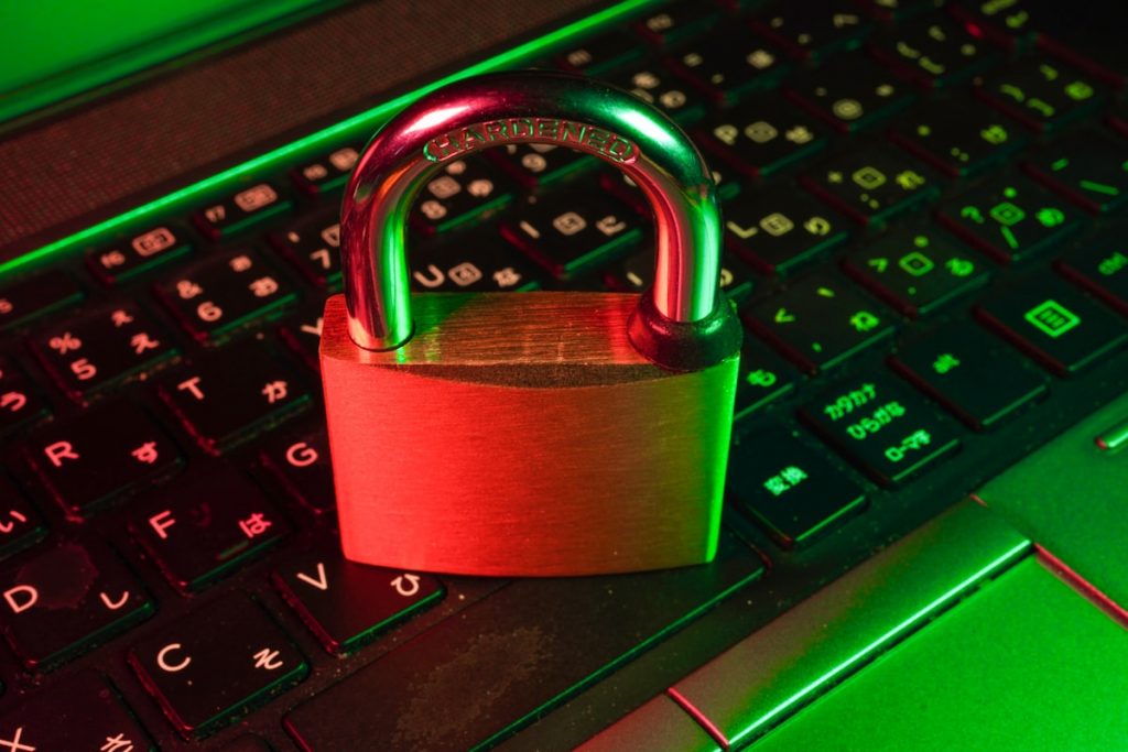 Illustration : cadenas rouge sur un clavier, symbole d'un certificat SSL WordPress expiré et d'une connexion non sécurisée
