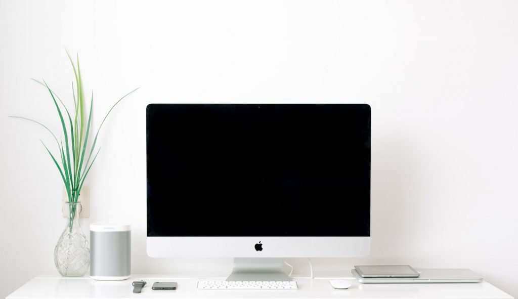 WordPress page blanche - écran d'ordinateur portable vide symbolisant le diagnostic