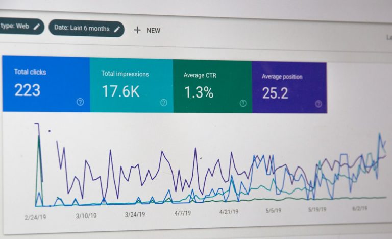 Illustration : tableau de bord analytics pour suivre le SEO WordPress et l'optimisation technique d'un site