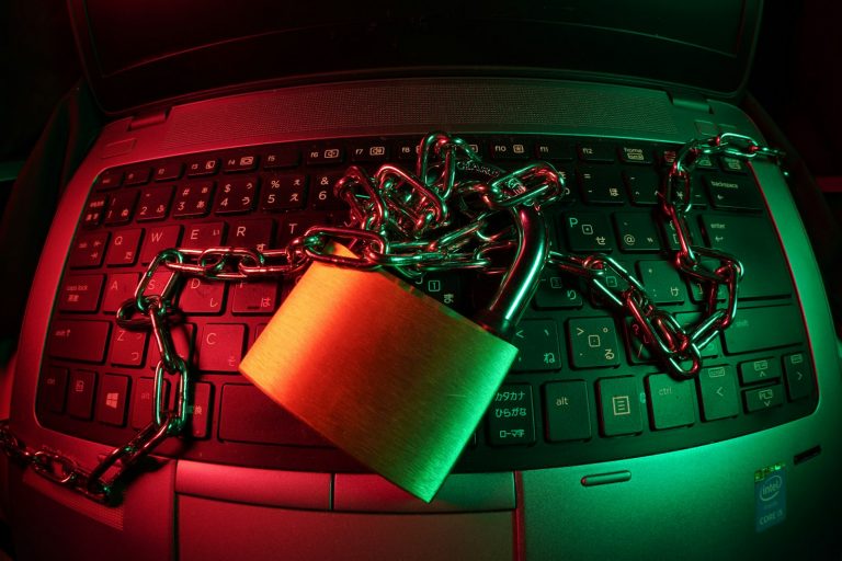Illustration : cadenas sur circuit imprimé, symbole de la sécurisation d'un site WordPress piraté