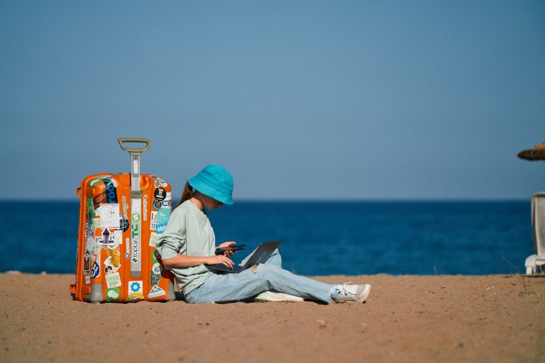 Illustration : valise sur une plage, symbole de la WordPress checklist rentrée après les vacances