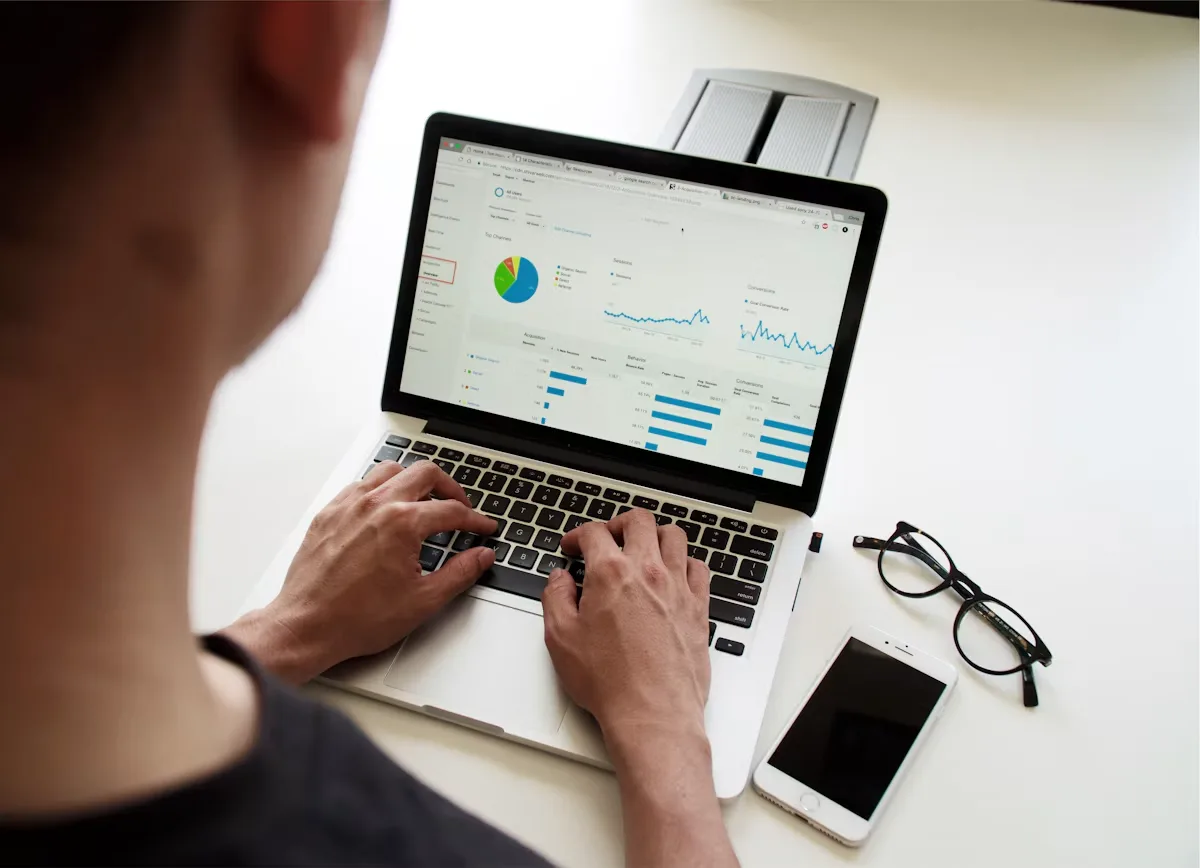 Analyse des résultats d’un audit SEO gratuit Graphiques de performance analysés lors d’un audit SEO gratuit