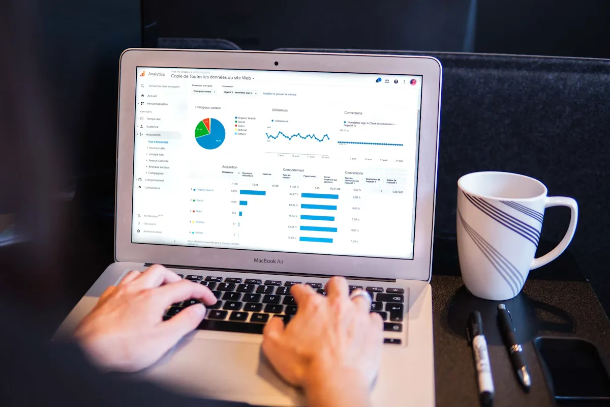 Résultats d’un audit SEO gratuit Ordinateur affichant les résultats d’un audit SEO gratuit