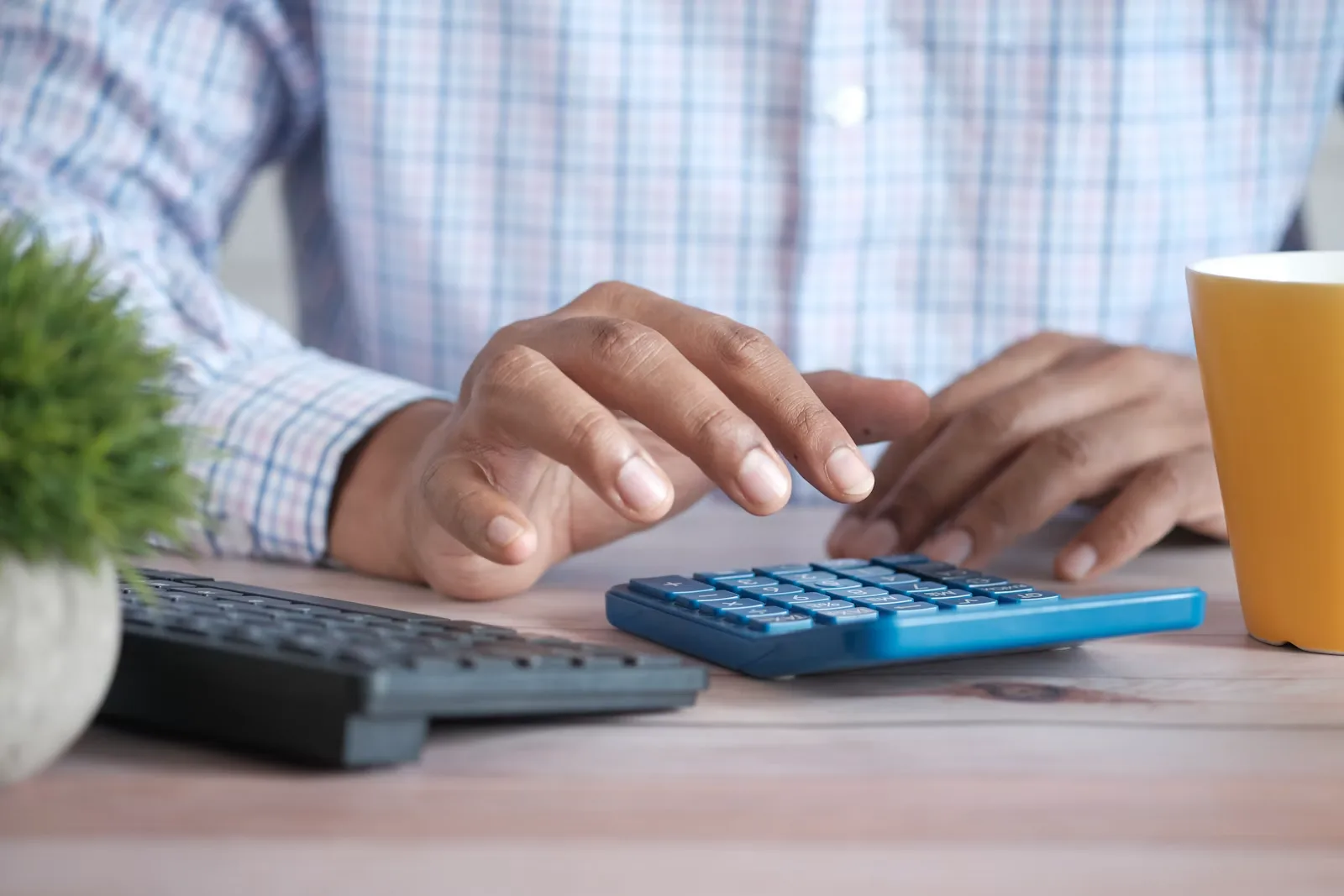 Coût d’un site en panne : calcul de la perte Calcul du coût d’un site en panne avec une calculatrice et un ordinateur portable