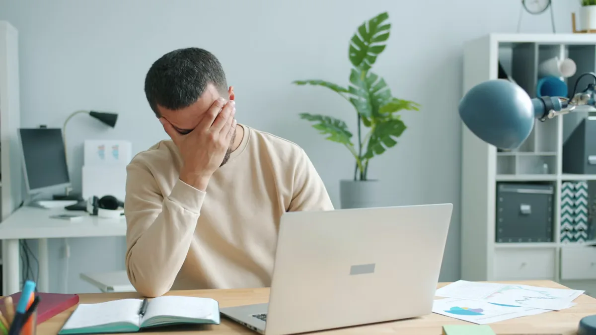 Dirigeant face au coût d’un site en panne Dirigeant inquiet devant son ordinateur à cause du coût d’un site en panne